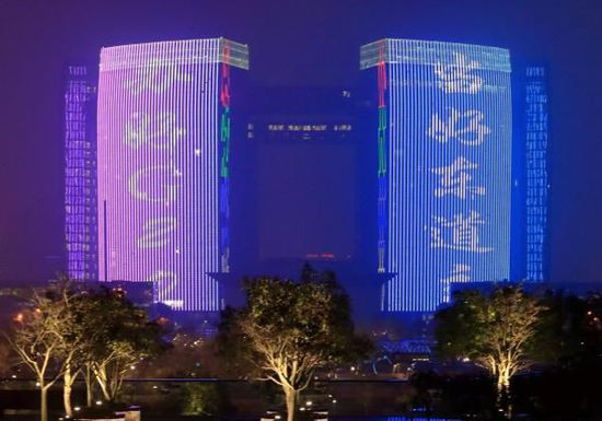 2016年3月22日，浙江省杭州市，市民中心、国际会议中心和钱塘江对岸奥体主体育场，组成了一幅喜迎G20峰会元素，展现中国传统文化和杭州特色巨幕灯光秀。
