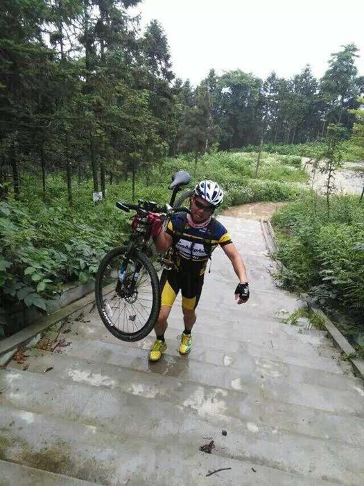 湖南一副局长车祸现场连救3人后猝死(图)