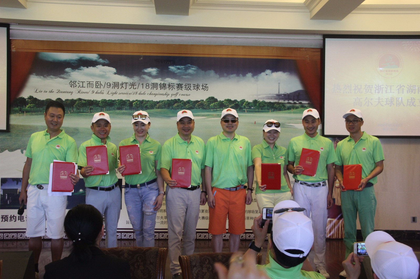 (3.2) 成立大会上，分别为浙江省湖南商会高尔夫球队任职人员颁发证书。荣誉队长：黄  勇；队长：羊建文；副队长：银  悝、贺赛龙，；秘书长：李平平；活动委员：范曜伟；娱乐委员：蒋  洁；财务委员：徐恒超，任职时间：两年一届。.jpg