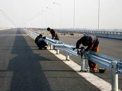公路护栏板