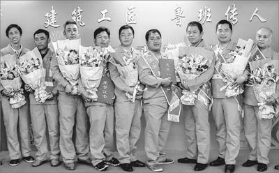 4月28日，中建三局三公司在武汉组织“建筑工匠、鲁班传人”优秀农民工表彰活动。