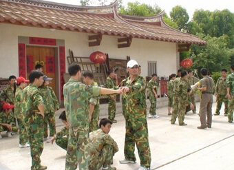 拓展训练中的沟通、信赖和勇气